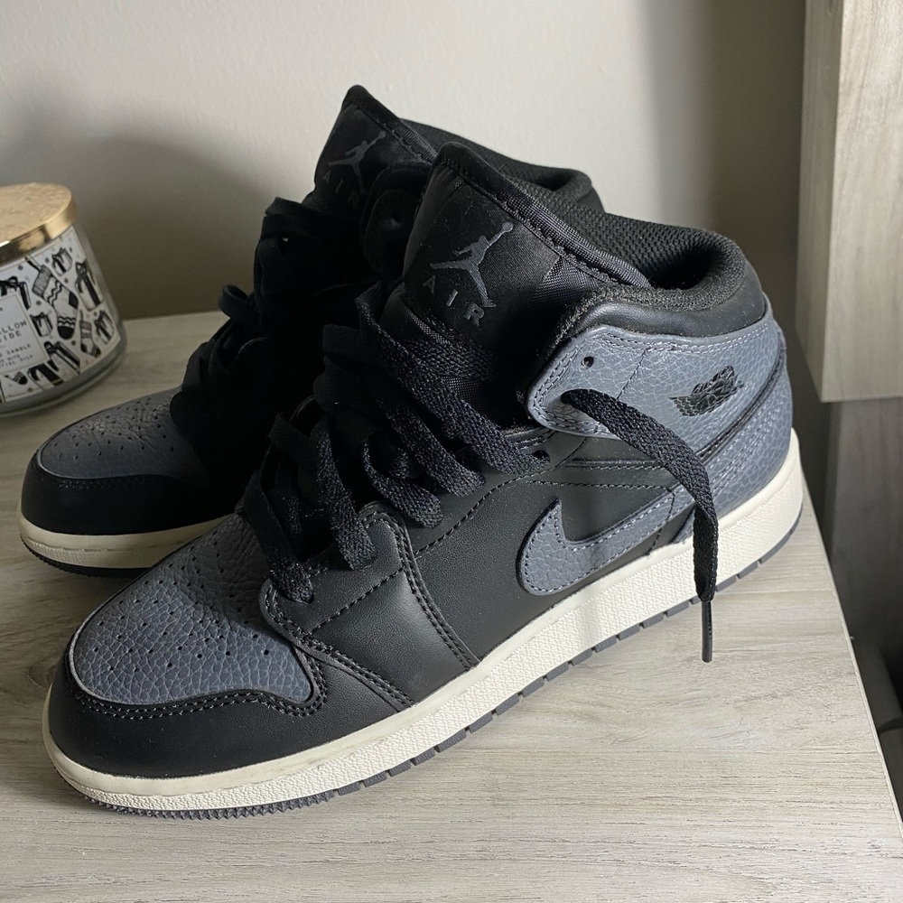 Jordan 1 Mid Size Boys 5.5, Good condition.